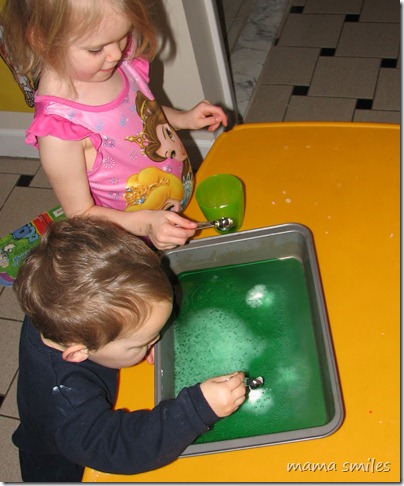 adding baking soda to dyed vinegar