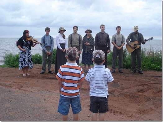 Following the fiddler in Victoria by the Sea