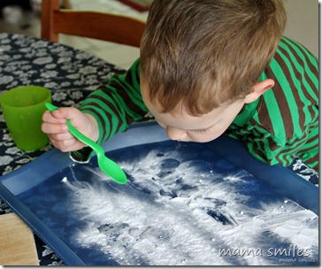 Sensory play with baking soda and vinegar Sensory play with baking soda and vinegar